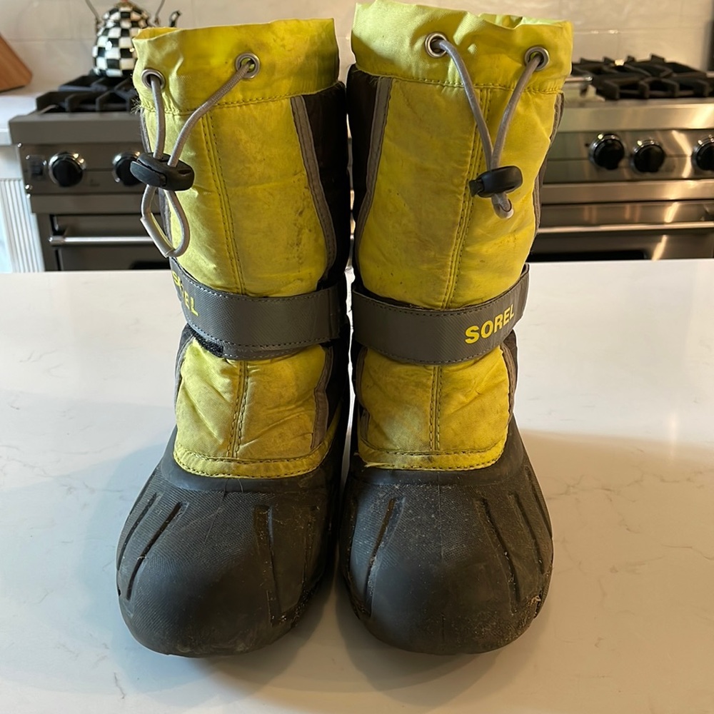 Yellow/Black Boys Size 1 Sorel Boots